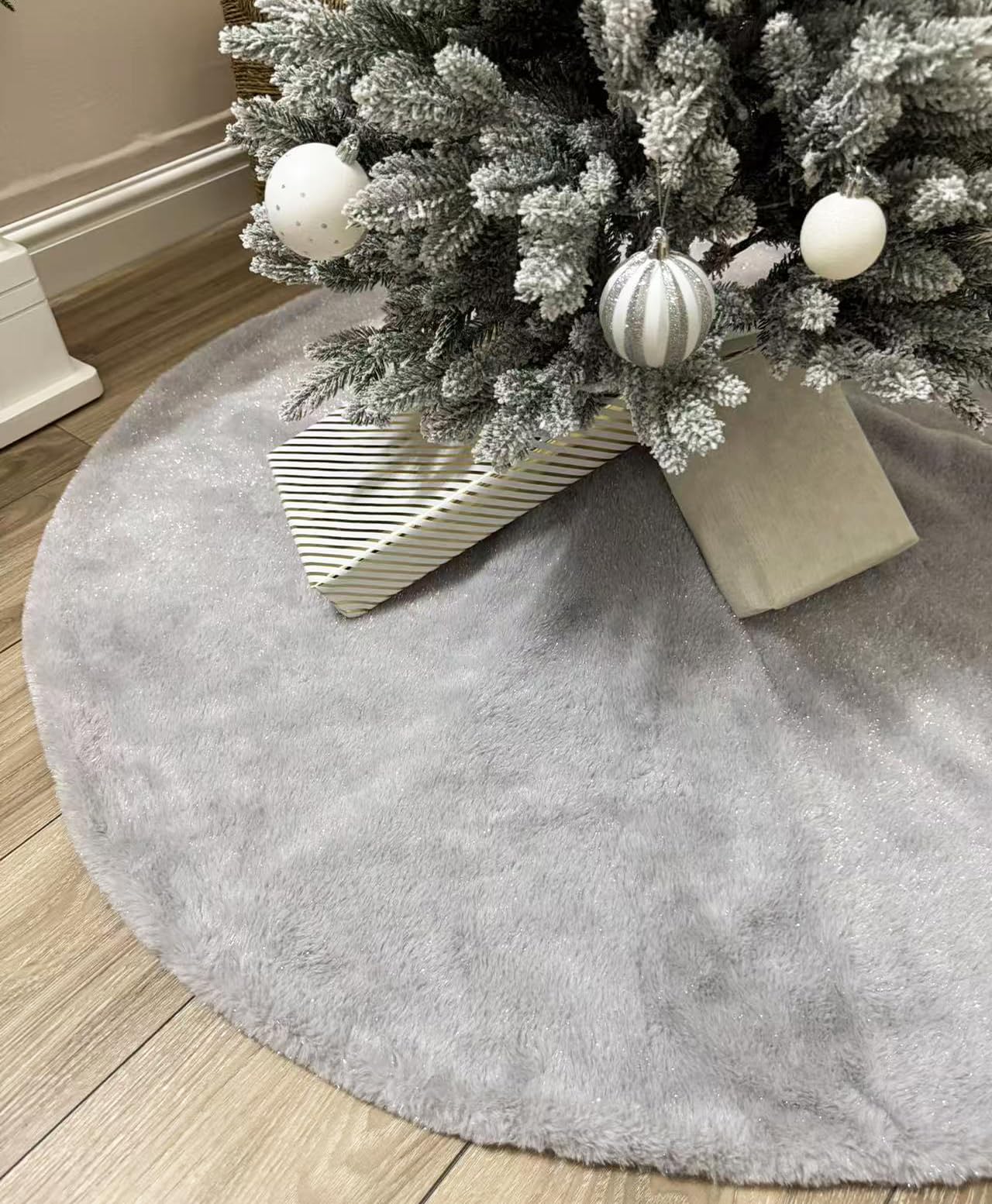 AOGU 48 Inch Faux Fur Christmas Tree Skirt White Plush Skirt for Merry Christmas Party Christmas Tree Decoration